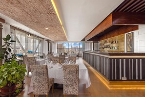 2 restaurants, breakfast served - Golden Tulip Westlands Nairobi (Nairobi)