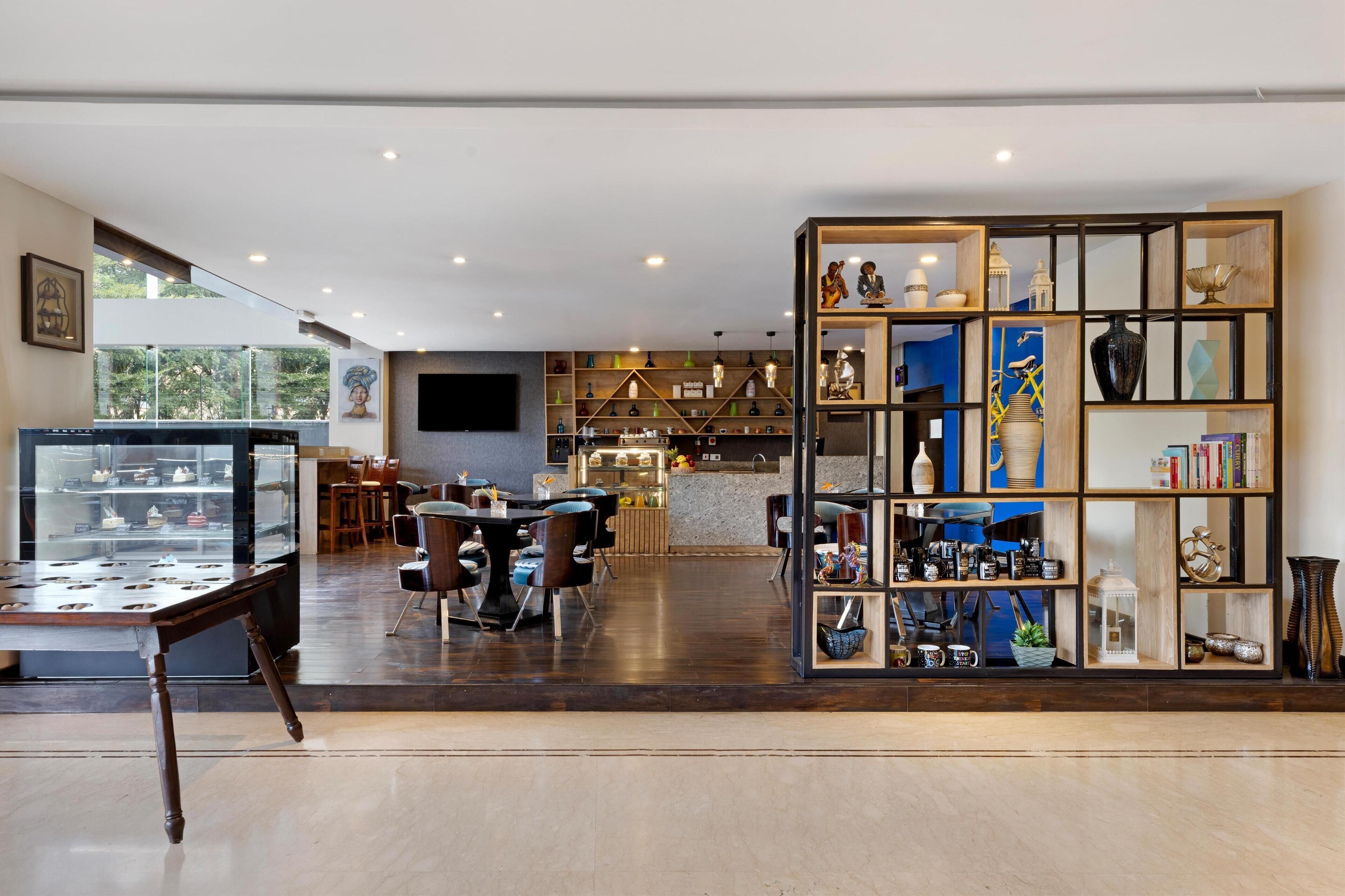 Un intérieur moderne comprenant un coin repas, une vitrine et une étagère décorative.