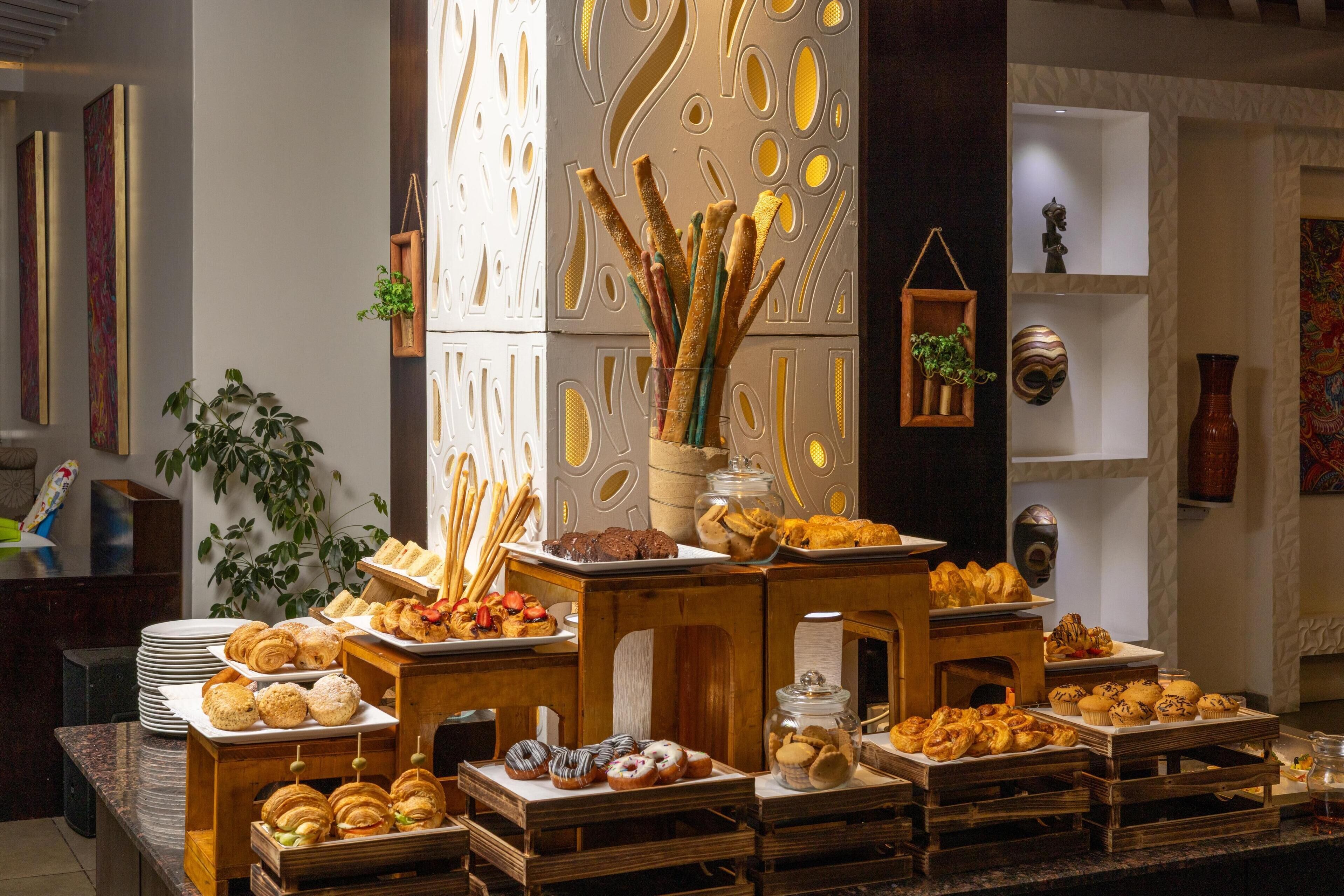 2 restaurants, breakfast served