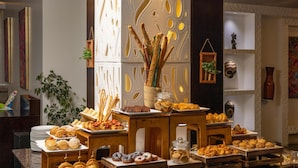 Ein Buffet mit verschiedenen Gebäcken und Desserts auf Holzständerchen und Kisten.