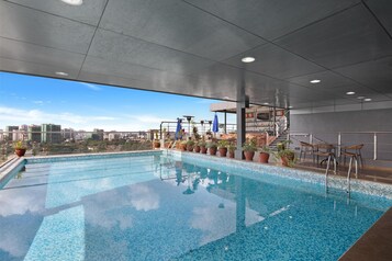 Outdoor pool, pool umbrellas, sun loungers