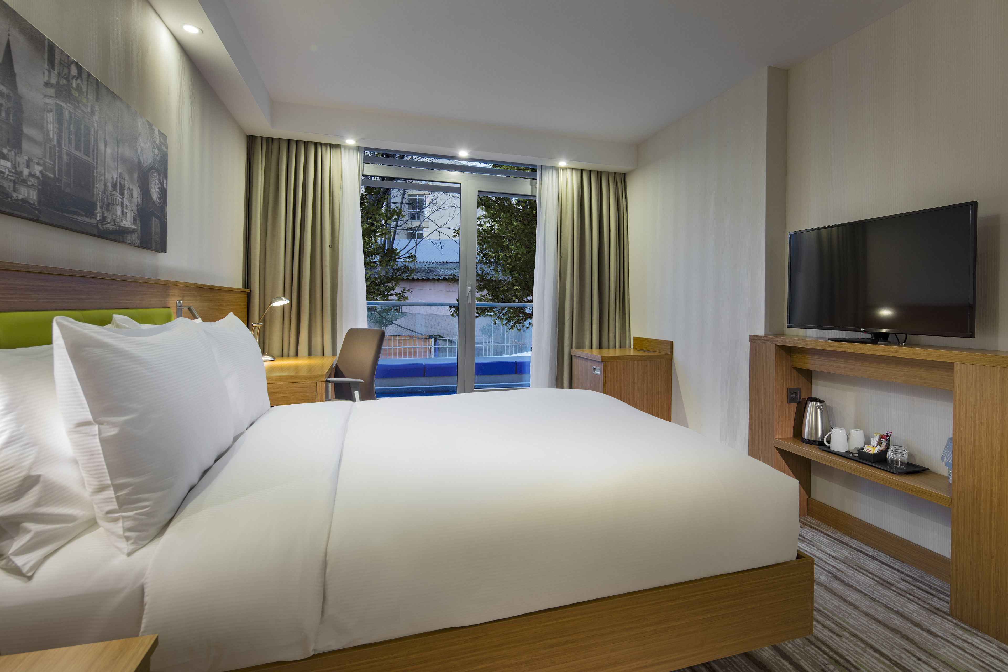 room, 1 queen bed, accessible, non smoking (roll-in shower) | in-room safe, soundproofing, free cots/infant beds, free wifi