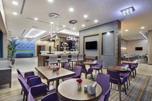 Lobby sitting area - Hampton by Hilton Istanbul Atakoy (Istanbul)
