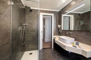 Gratis toiletartikelen, een haardroger, pantoffels, handdoeken