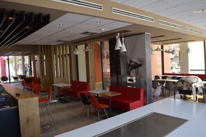 2 restaurants, breakfast, lunch, dinner served; international cuisine 