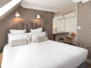 Room - Paradise Hotel (Paris)