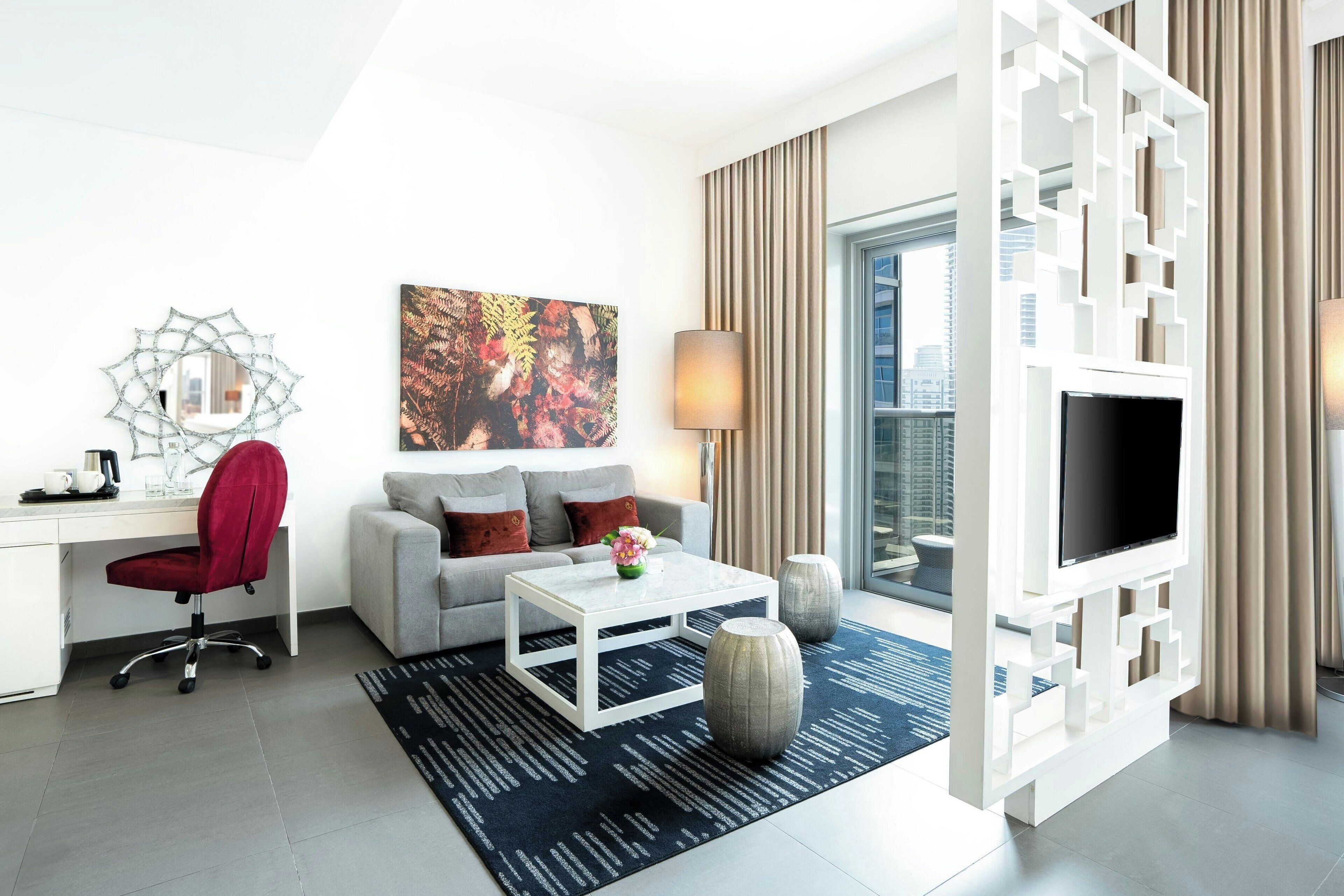 Junior suite, 1 slaapkamer, uitzicht op jachthaven | Luxe beddengoed, een minibar, een kluis op de kamer