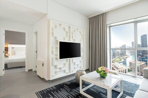 Chambre, 1 très grand lit et 1 canapé-lit | Literie de qualité, minibar, coffre-fort, décor unique
