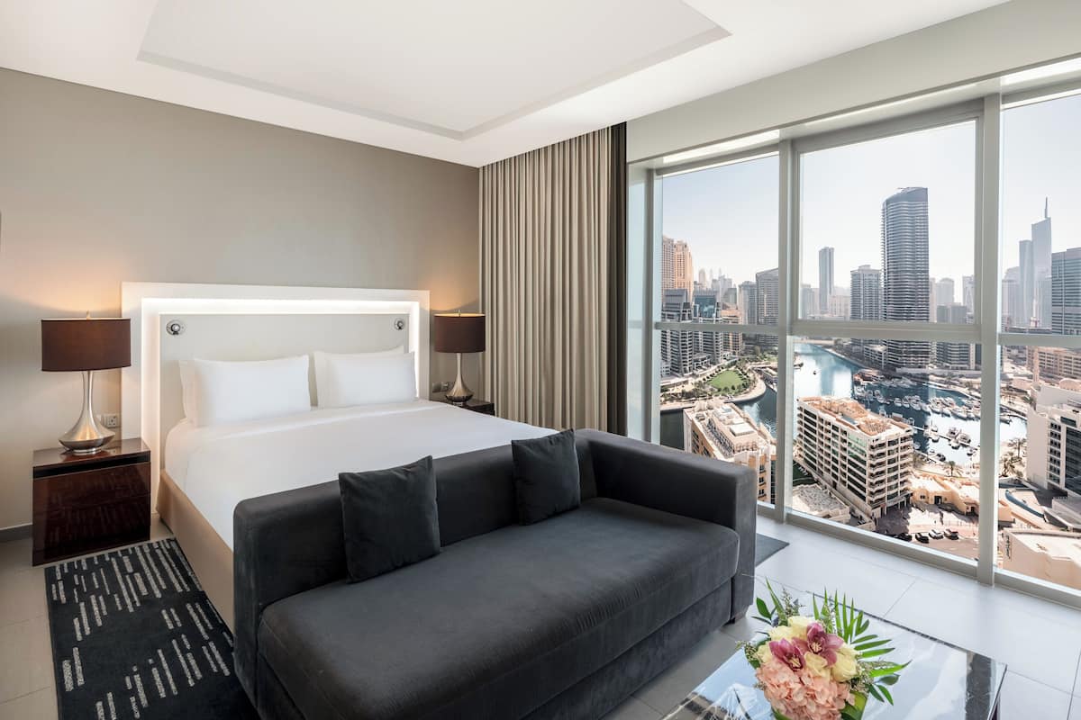 Ylelliset vuodevaatteet, minibaari, tallelokero huoneessa