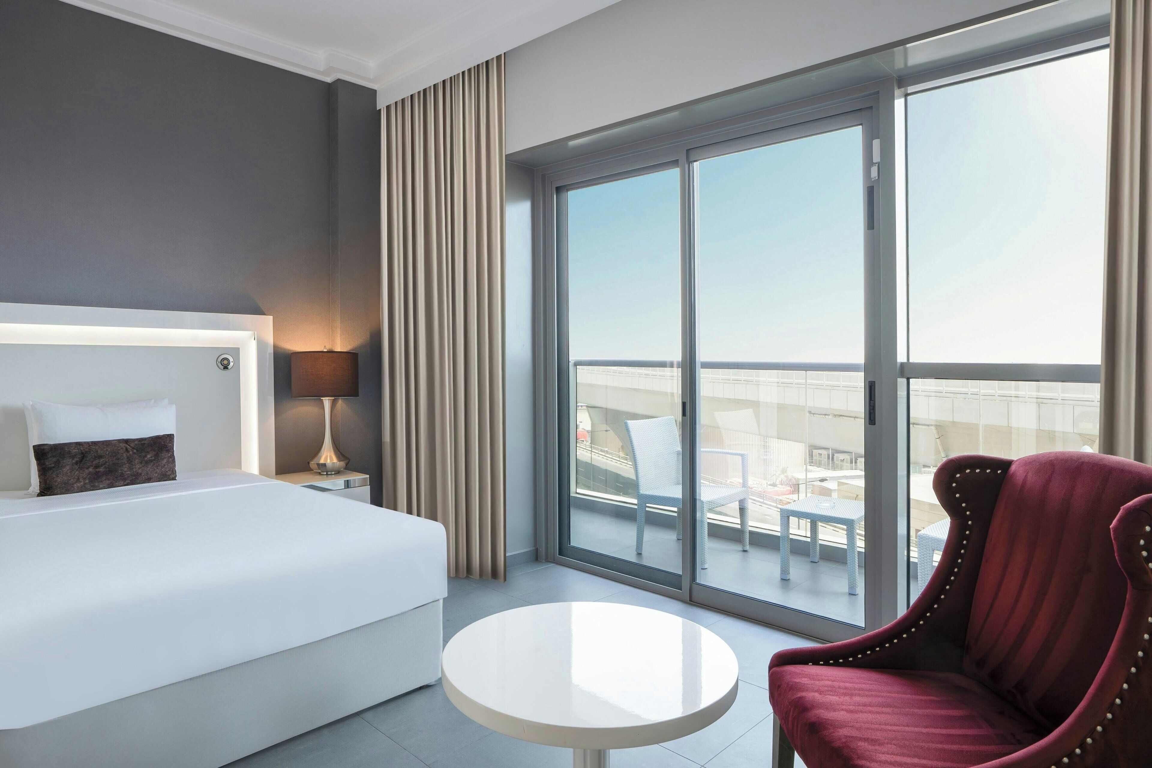 Luxe beddengoed, een minibar, een kluis op de kamer