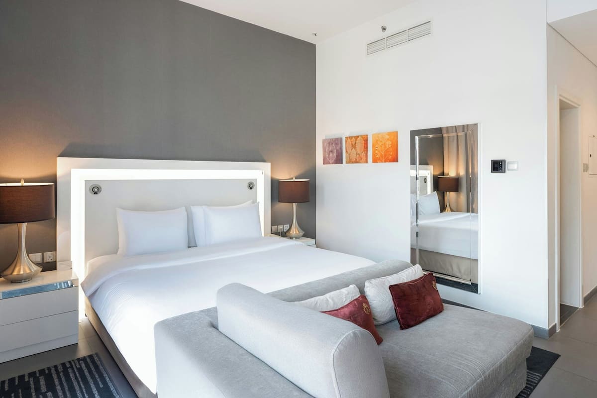 Luxe beddengoed, een minibar, een kluis op de kamer