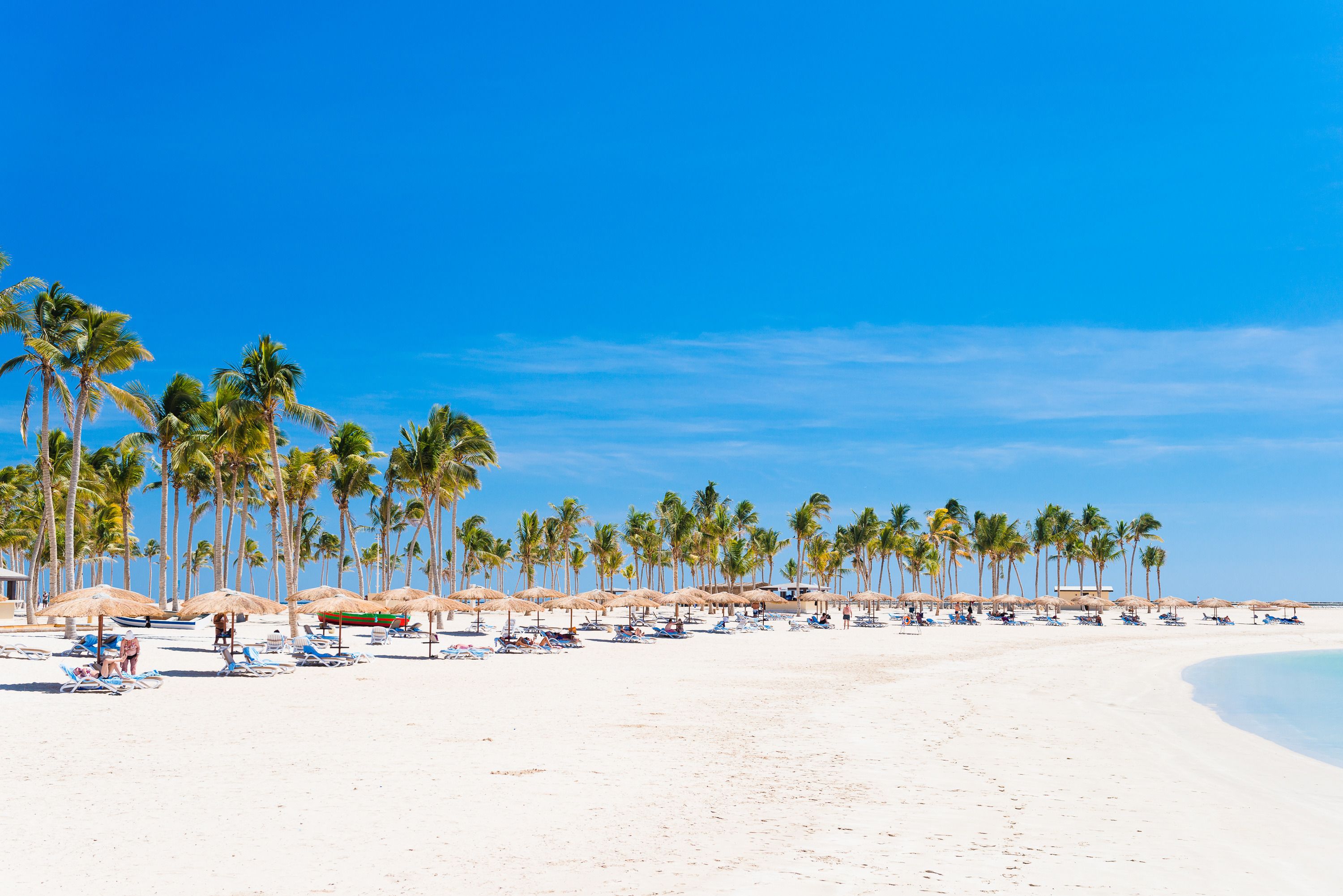 Bãi biển riêng, cát trắng, ghế dài tắm nắng, dù trên bãi biển 