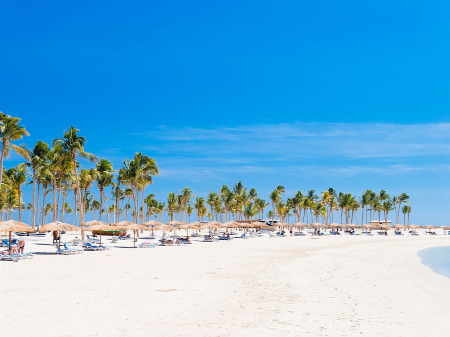 Yksityinen ranta, valkoista hiekkaa, aurinkotuoleja, aurinkovarjoja