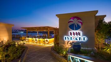 2 bars/lounges, poolside bar, beach bar