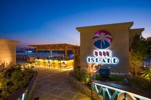 2 bares, bar junto a la piscina y bar en la playa