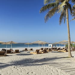 Plage privée, sable blanc, chaises longues, parasols