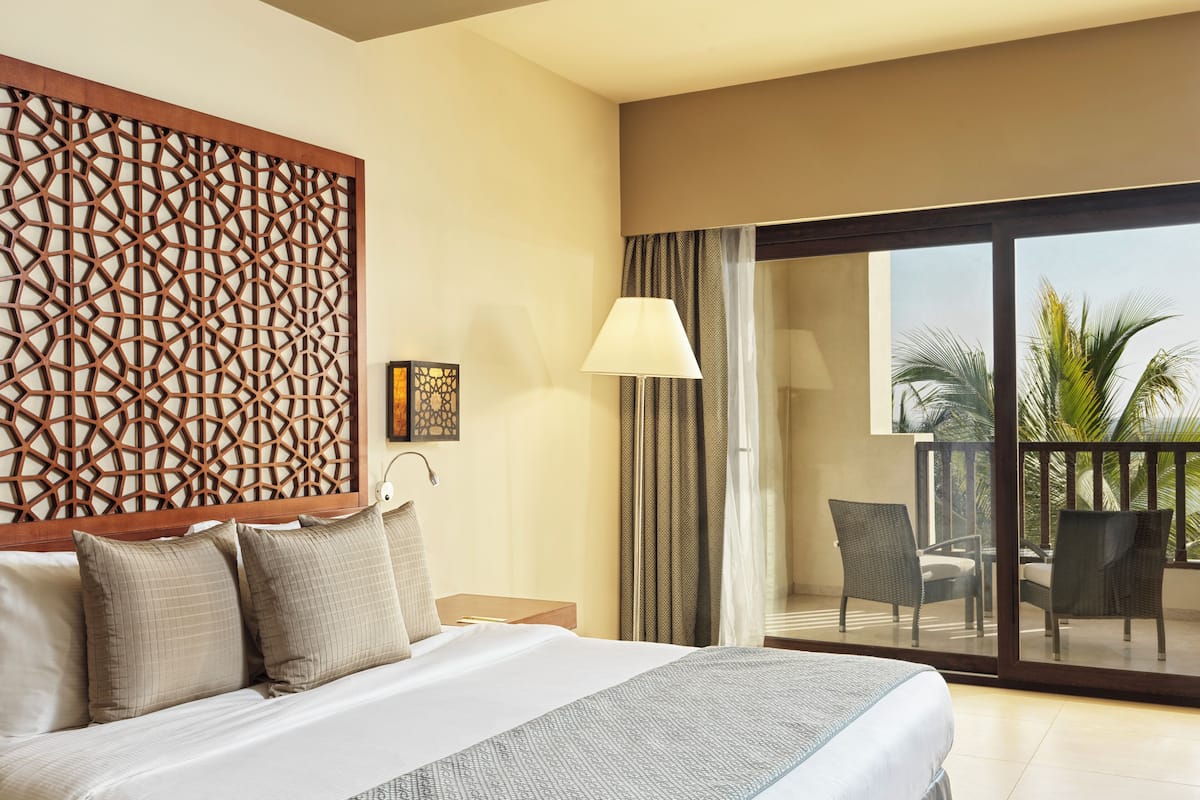 Jacuzzi Suite Ocean View With Aqua Park Entrance | 1 bedroom, minibar, in-room safe, desk