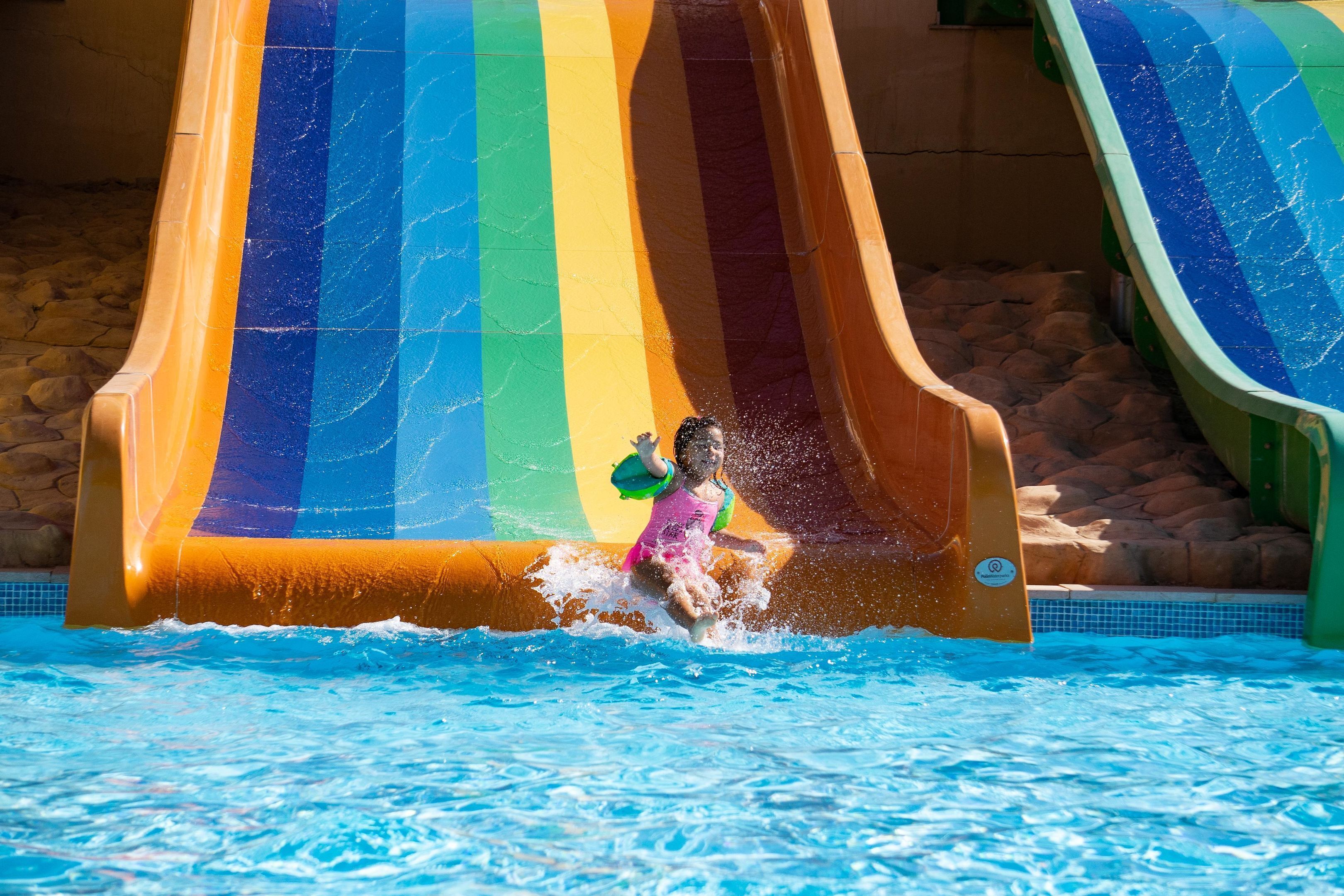 Eine Wasserrutsche mit Regenbogen-Design.