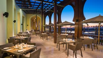 2 restaurants, spécialités Cuisine internationale