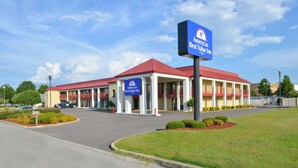 A hotel with a red roof and a sign indicating it is an Americor Best Value Inn. - Americas Best Value Inn Tupelo Barnes Crossing (Tupelo)