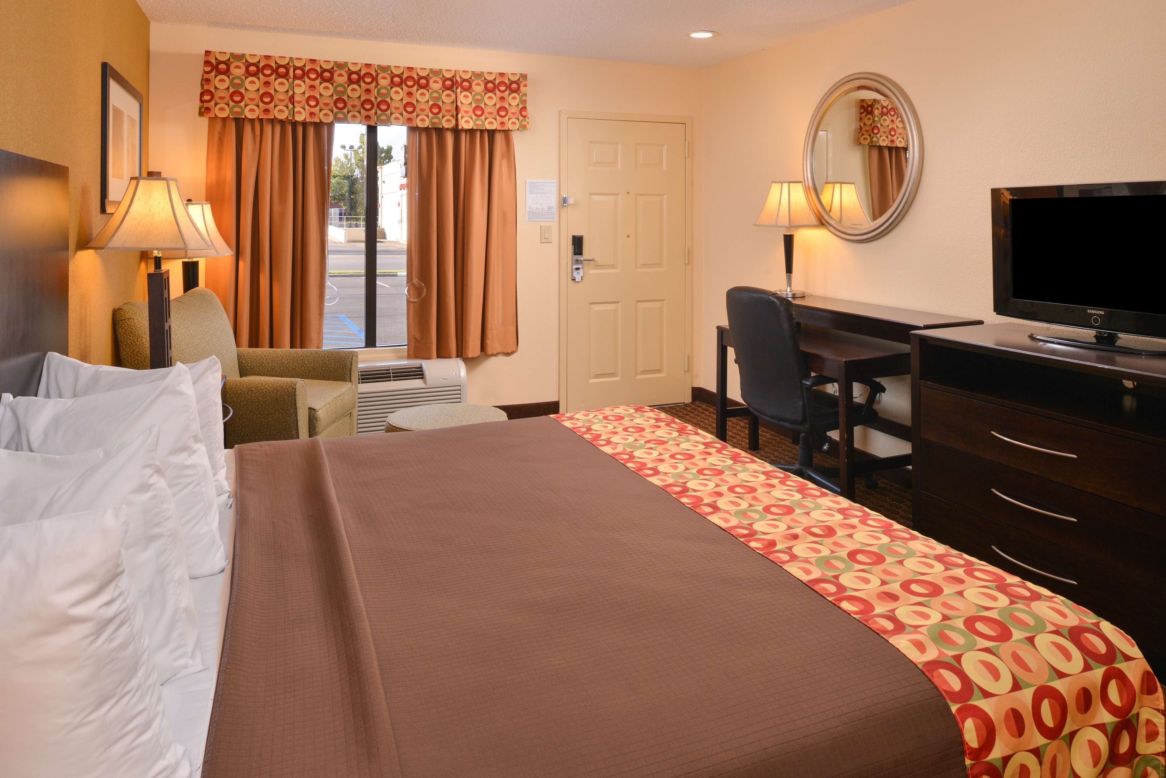 room, 1 king bed, accessible, non smoking | desk, iron/ironing board, free wifi, bed sheets