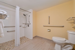Habitación, 2 camas de matrimonio, accesible para personas con discapacidad, no fumadores | Escritorio, tabla de planchar con plancha, wifi gratis y ropa de cama