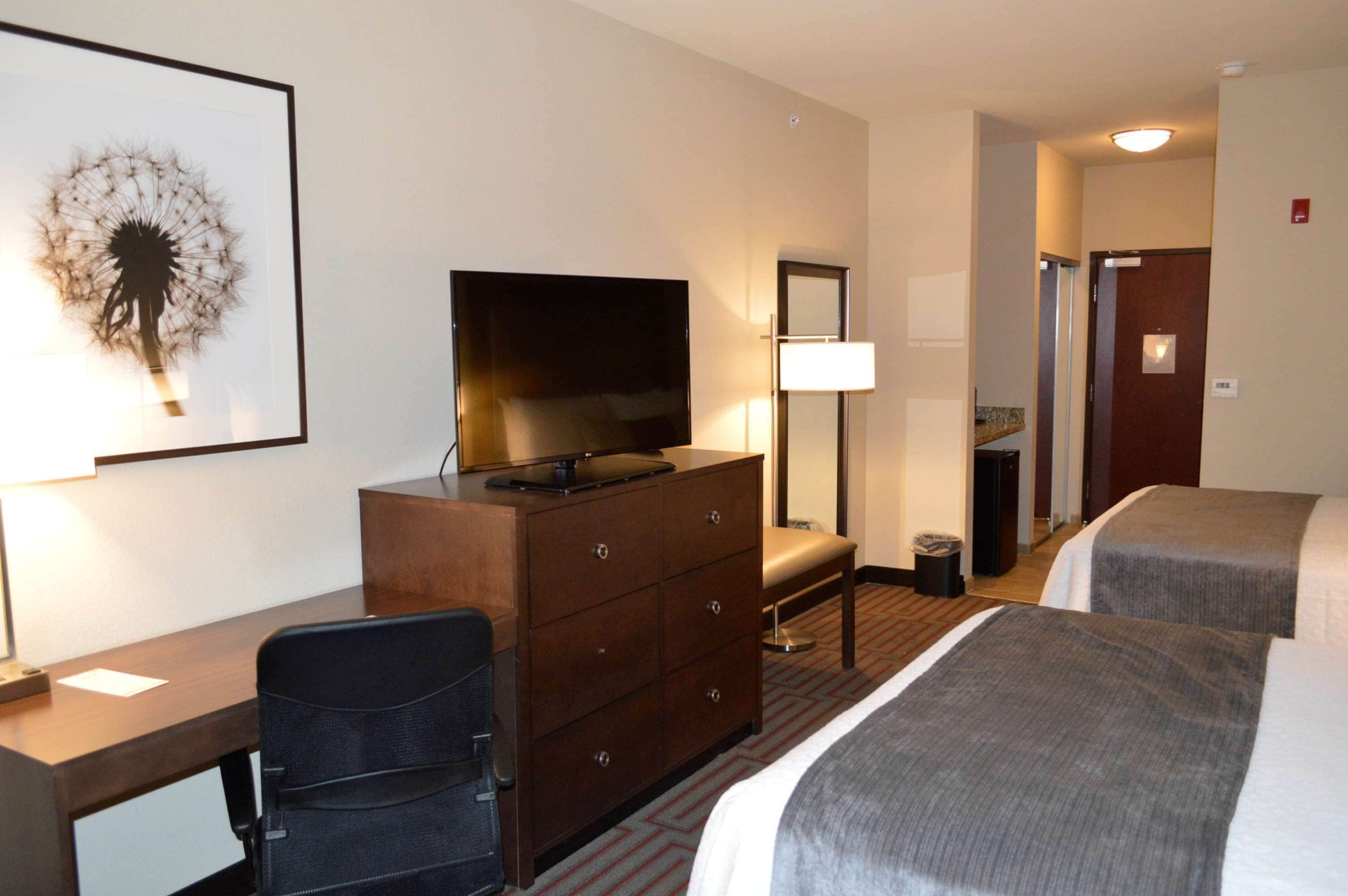 Pillowtop beds, desk, laptop workspace, blackout drapes