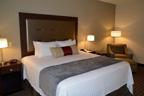 Senger med overmadrass, skrivebord og skrivebord for bærbar PC