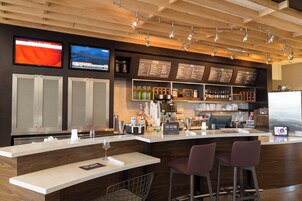 Se sirven desayunos, cenas y cocina americana 