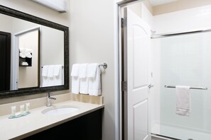 Articles de toilette gratuits, sèche-cheveux, serviettes fournies