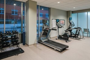 A fitness room with treadmills, elliptical machines, and dumbbells. - Staybridge Suites Des Moines Downtown by IHG (Des Moines)