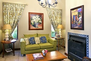 Living room - Petit Plaisir Cottage (Franschhoek)