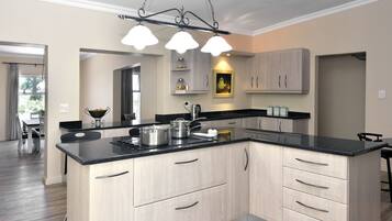 0B | Dapur pribadi | Lemari es besar, microwave, kompor, dan mesin pembuat kopi/teh