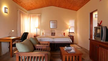 Dreibettzimmer | Daunenbettdecken, Zimmersafe, Schreibtisch, Verdunkelungsvorhänge