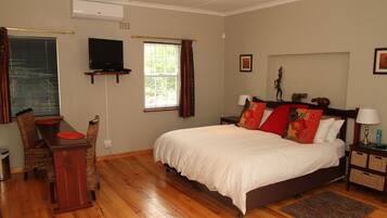 In-room safe, desk, free WiFi