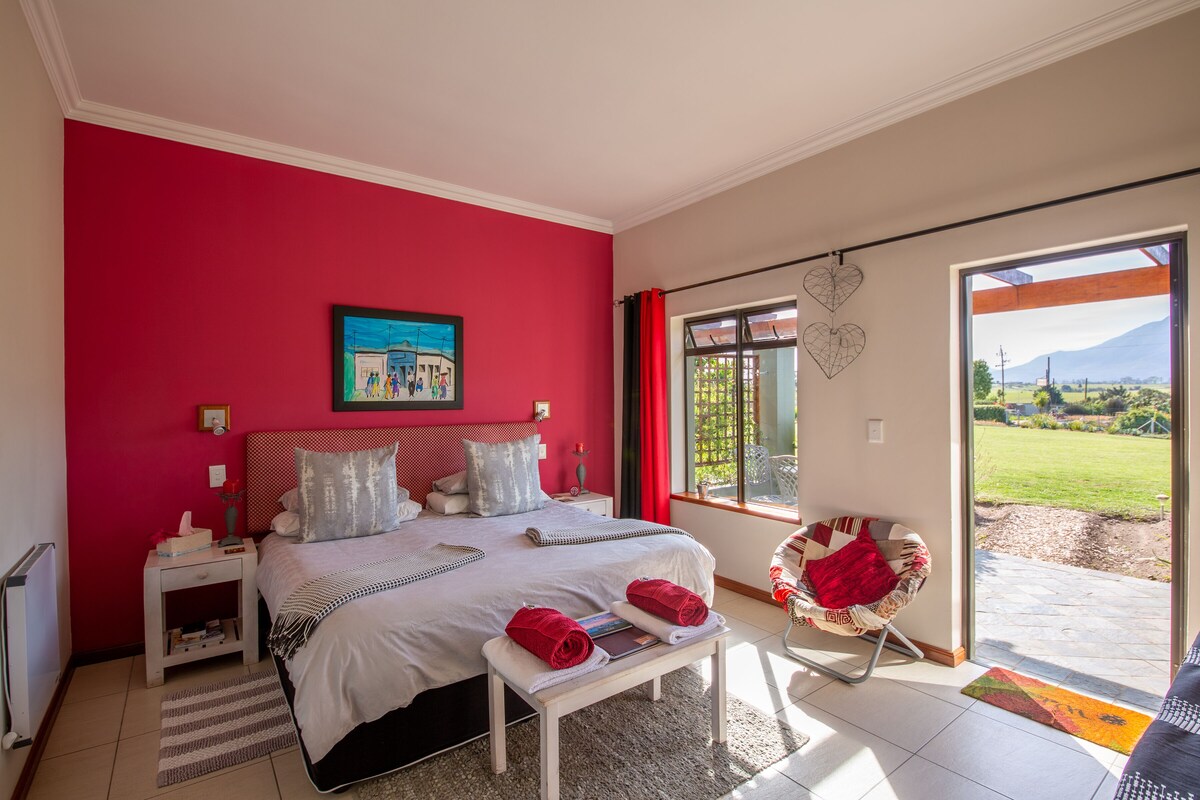 Roupas de cama premium, cofres nos quartos, escrivaninha