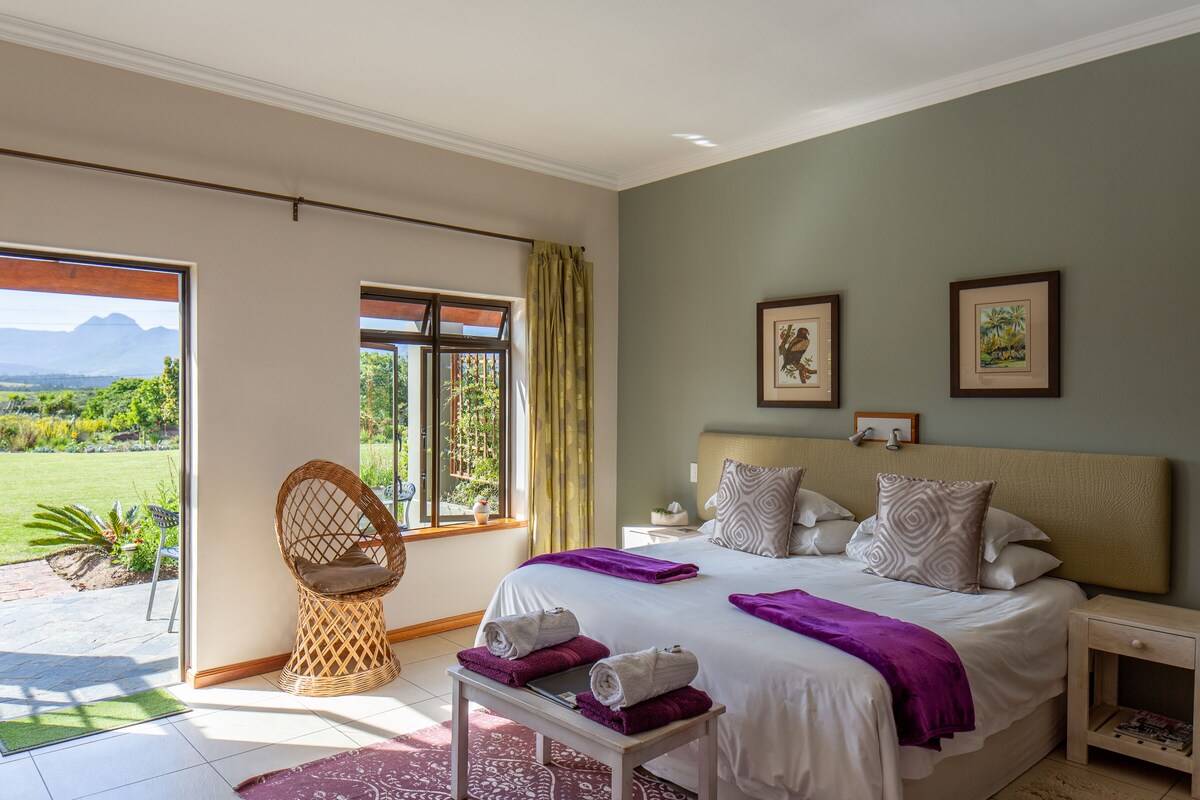 Roupas de cama premium, cofres nos quartos, escrivaninha