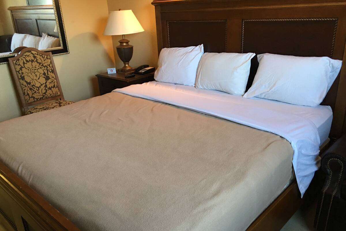Standard Room, 1 King Bed