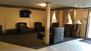 Lobby sitting area - Reddy Inn and Suites (Albany)