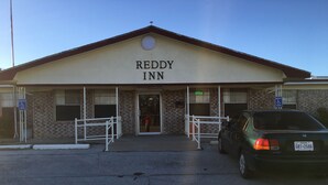 Property entrance - Reddy Inn and Suites (Albany)