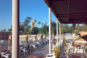 Outdoor dining - Hôtel Ichbilia (Marrakech)
