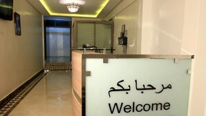 A reception area with a 'Welcome' sign and a glass partition. - Hôtel Ichbilia (Marrakech)