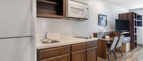 Standard Studio, Non Smoking, Refrigerator & Microwave | Private kitchen | Full-size fridge, microwave, stovetop, freezer