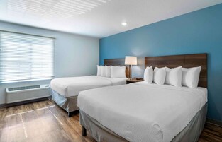 Escritorio, espacio para trabajar con laptop y wifi gratis 