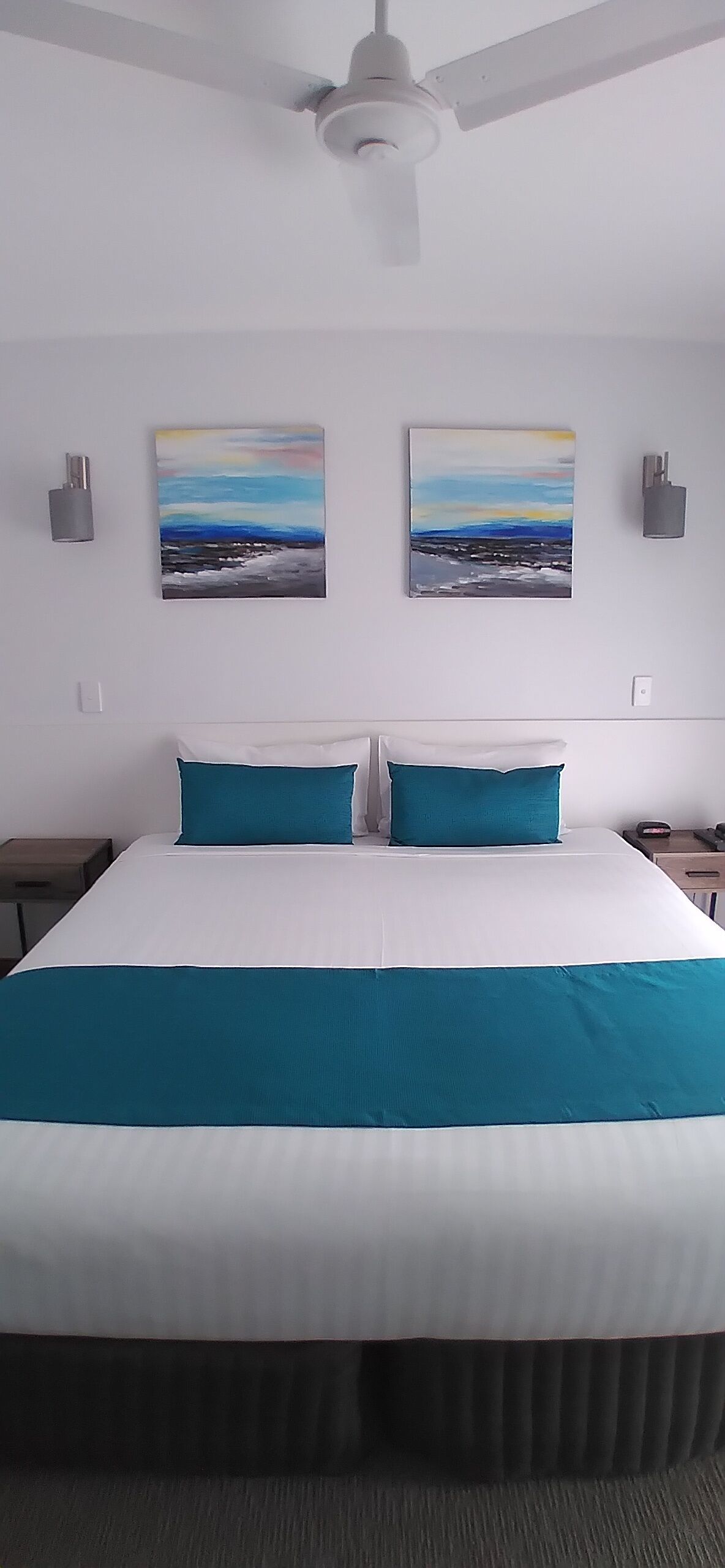 Quarto família, 3 quartos | Roupas de cama premium, espaço de trabalho para notebook