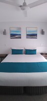 Quarto família, 3 quartos | Roupas de cama premium, espaço de trabalho para notebook