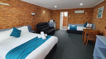 Superior Standard | Premium bedding, laptop workspace, iron/ironing board, free WiFi
