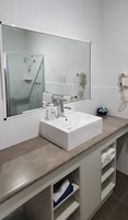 Quarto standard | Banheiro | Produtos de toalete grátis, secador de cabelo, toalhas de banho
