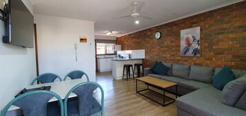 Apartamento, 2 quartos | Roupas de cama premium, espaço de trabalho para notebook