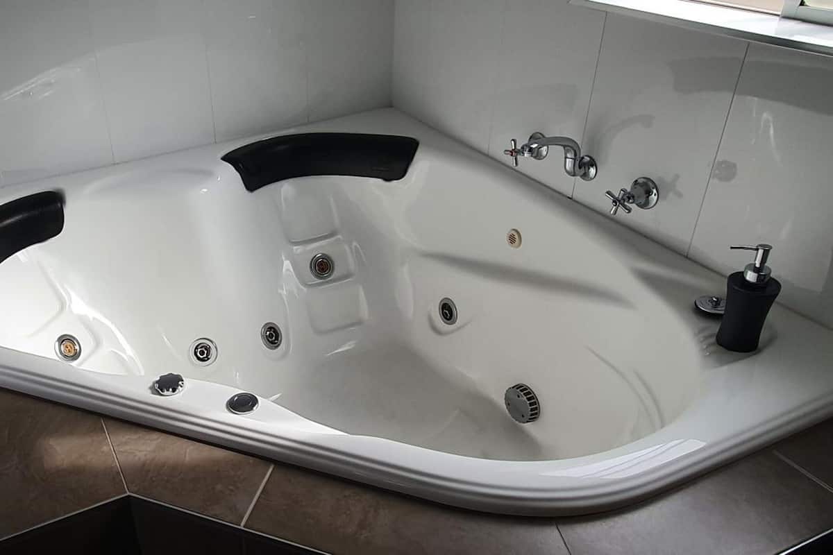 Camera doppia, 1 letto queen | Bagno | Set di cortesia gratuito, asciugacapelli, asciugamani